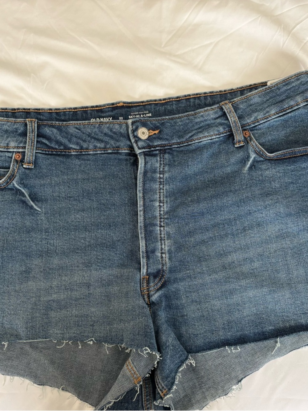 Old Navy Women’s Denim Cutoff Shorts in Medium Wash Blue NWT